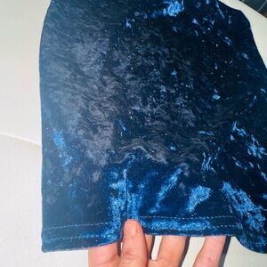 👑 LIKE NEW SIZE 6 Boohoo Navy Velvet Mini Skirt